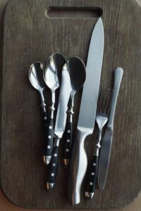 Besteck mit Spezialmesser (depositphotos.com)