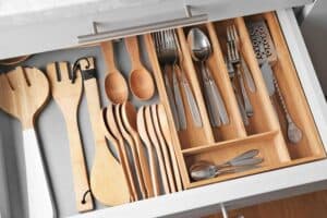 Besteckaufbewahrung - Besteckschublade (depositphotos.com)