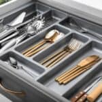 Besteckkasten mit Bestecksammlung (depositphotos.com)