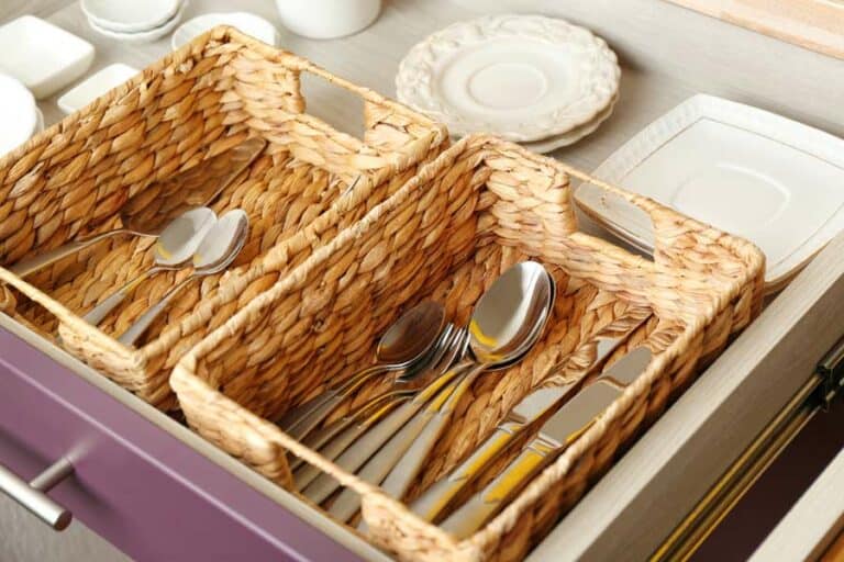 Schöne Besteckkörbe aus Bast (depositphotos.com)