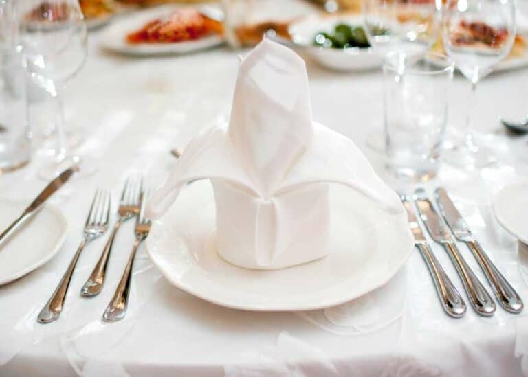 Etikette des Essens mit Besteck (depositphotos.com)