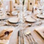 Stilvoll gedeckter Tisch (depositphotos.com)